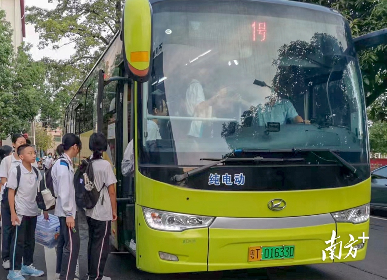 中山学生排队上公交车。资料图片。