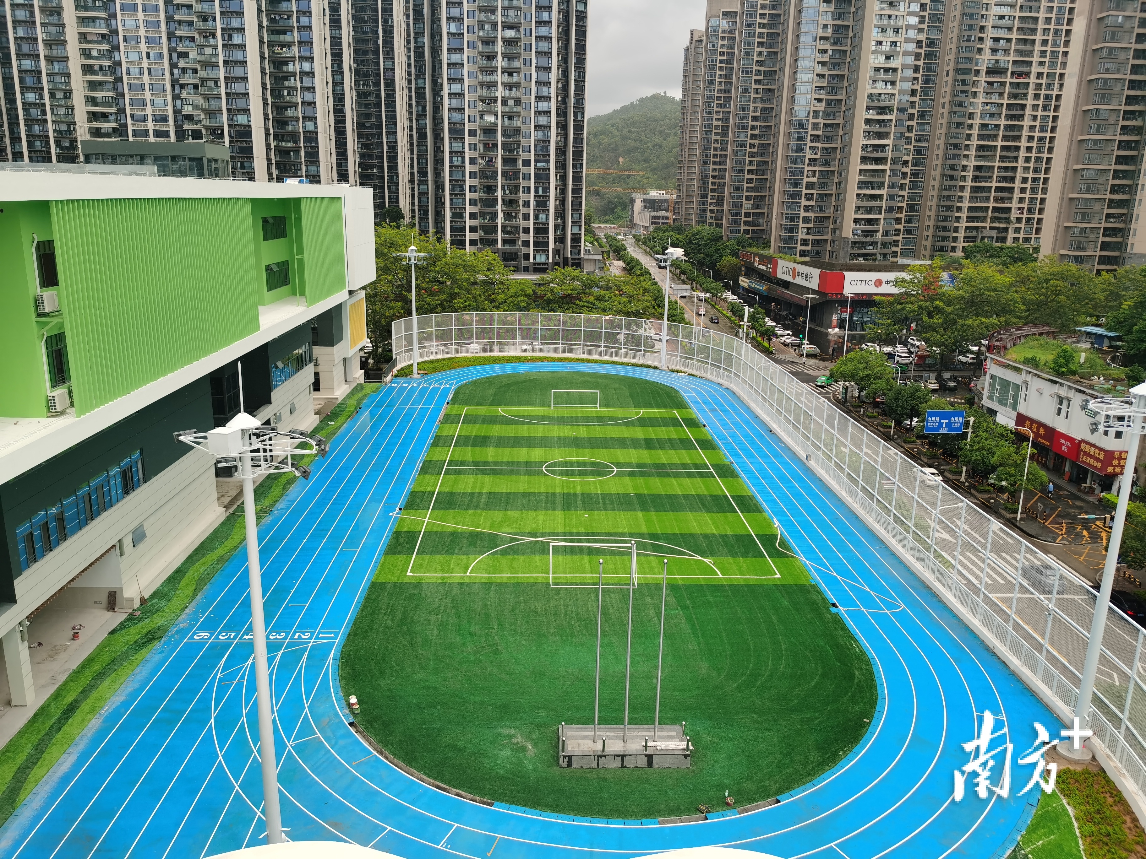 香洲区文园小学拥有全市首个架空层田径场。 