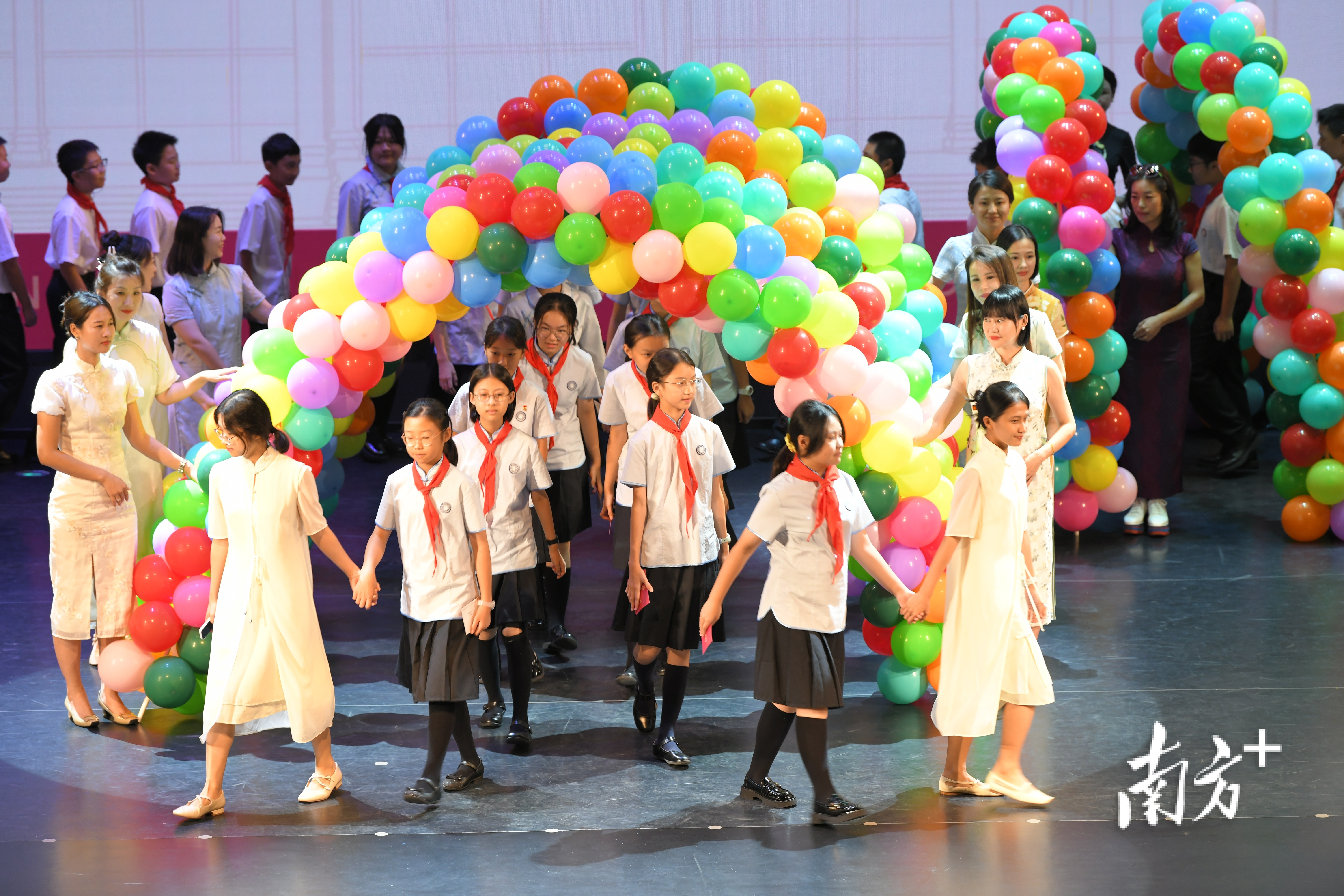 9月4日开学典礼上，位于横琴粤澳深度合作区的容闳公学300多名新生走过彩虹门，与老师和学长学姐们见面。受访者供图