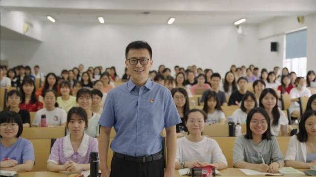 思政课能多有趣？这位“网红”教师的课，学生直呼“听不够”