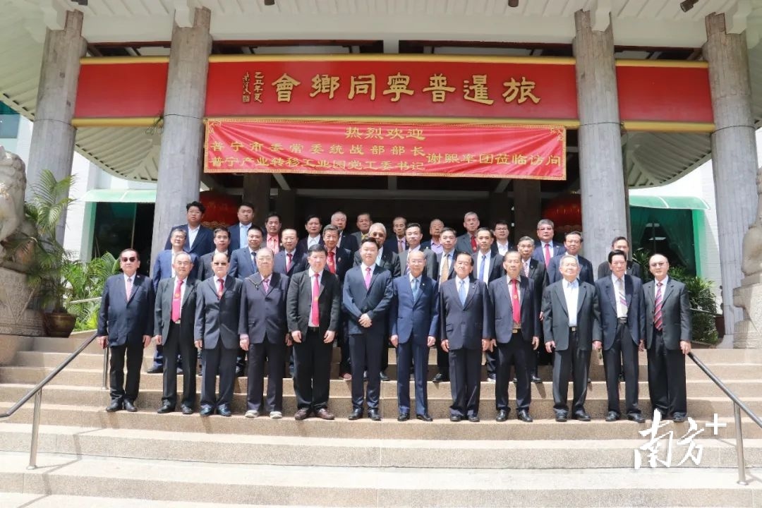 访问团与泰国中华总商会交换纪念品