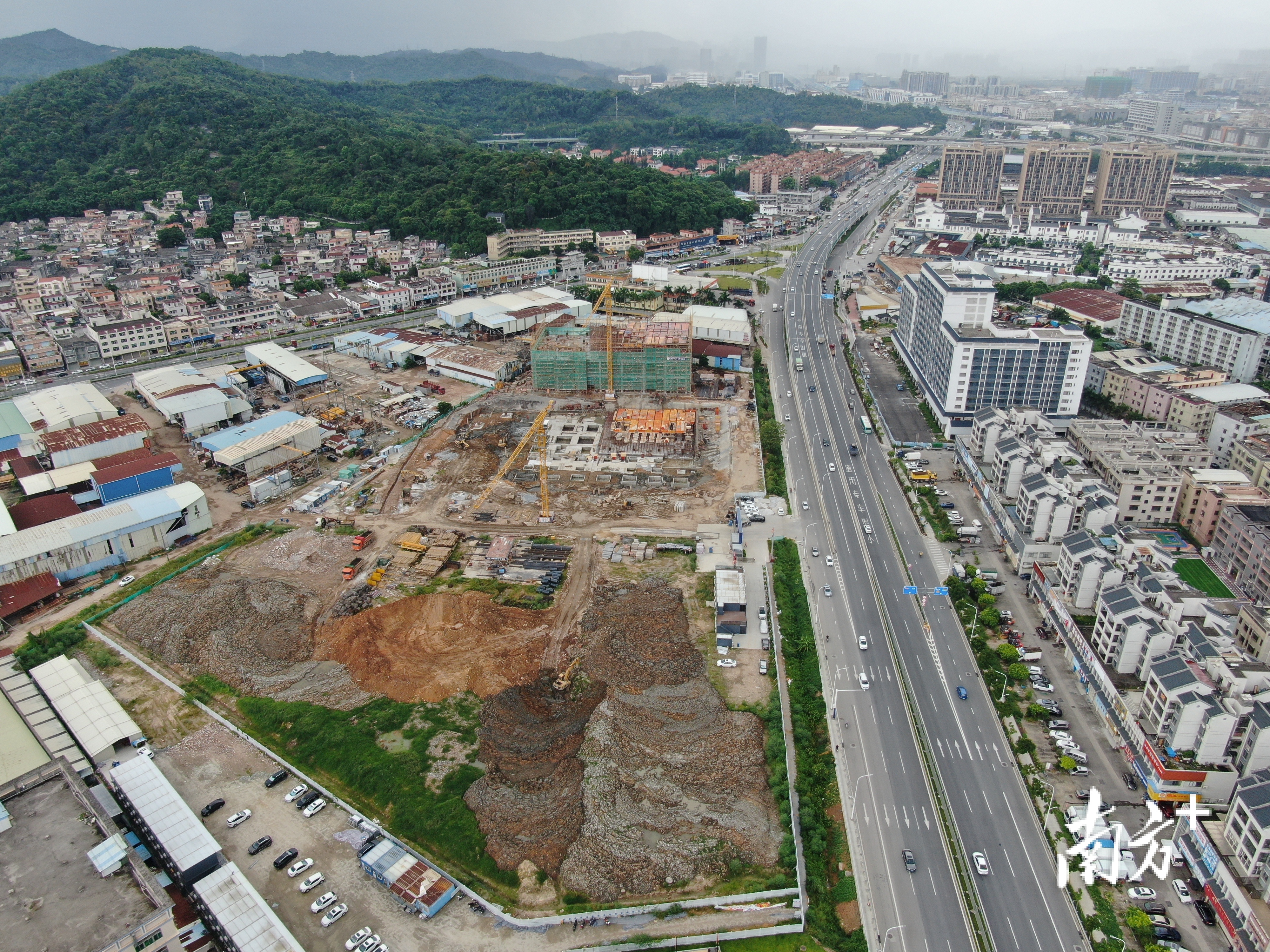 聚龙科创e谷是中山市首个“政府挂账收储+异地代建”的“工改”项目,也是在粤澳两地政府支持下成立的粤澳深度合作试点园区。