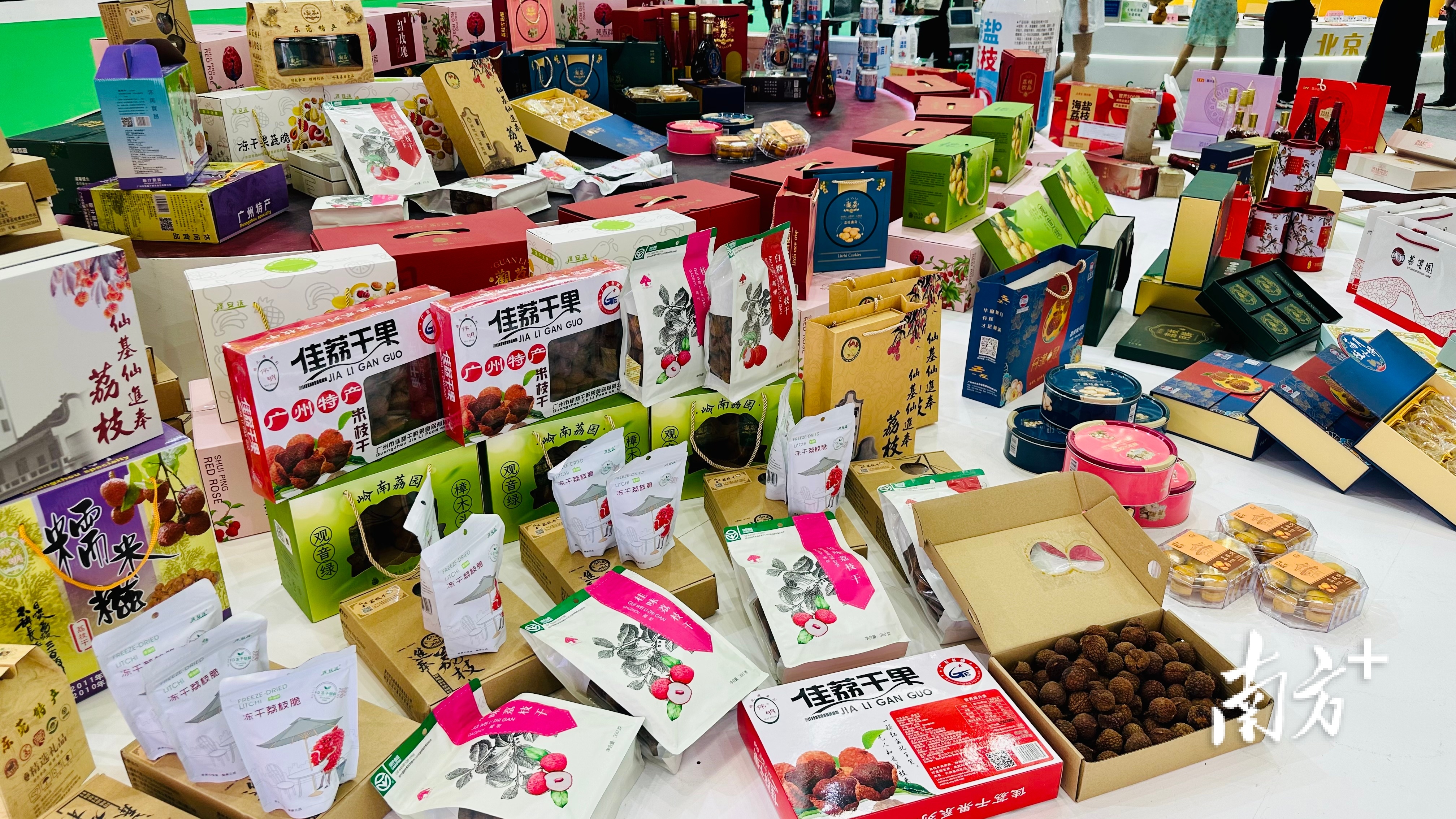 广东岭南荔枝产业集群推介的井岗红糯、荔枝大数据平台、荔枝干、荔枝酒、荔枝点心、荔枝醋、荔枝保鲜包装材料等“广东荔枝加工品天团”吸引客商和消费者驻足品鉴、采购。