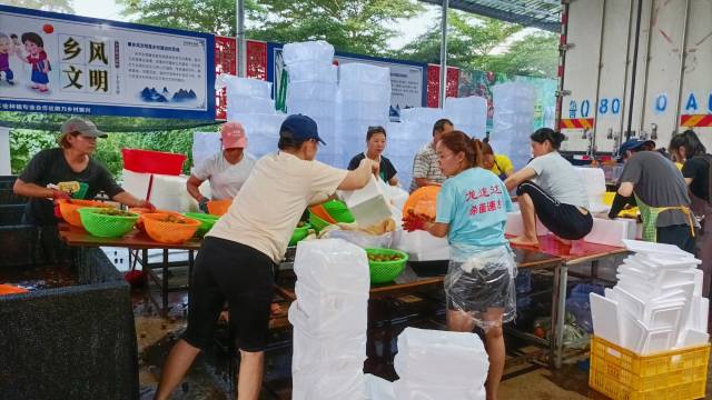 荔枝季，平田济村热火朝天的分拣打包场景。（受访者供图）