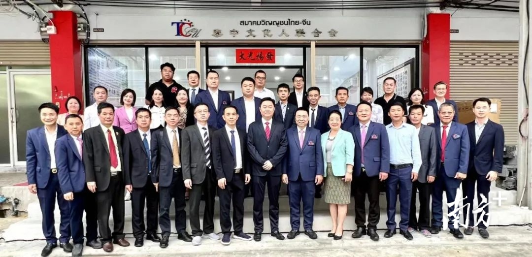访问团与泰国中华总商会交换纪念品
