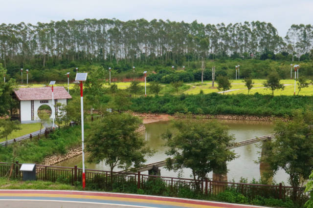 中塘村滨水步道（张璠/摄）