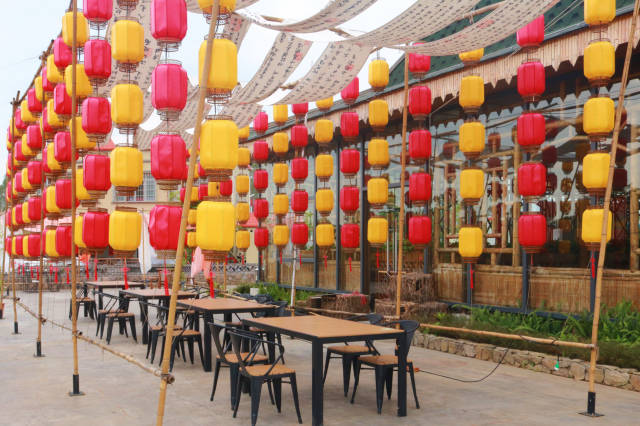 中塘村露天餐厅（张璠/摄）