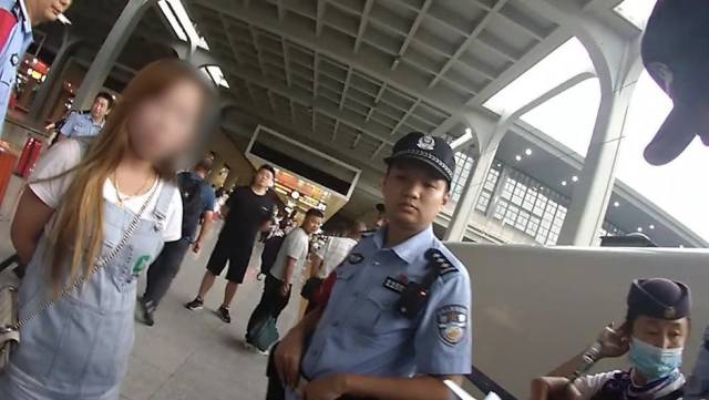 女子高铁上吸烟致列车降速，被行拘5日！ 南方网