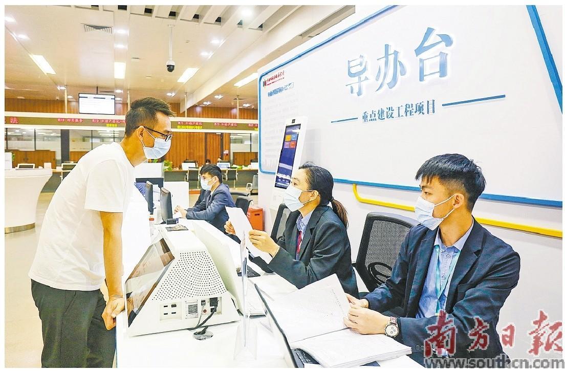 中山市行政服务中心重点建设工程项目导办台。 中山市行政服务中心重点建设工程项目导办台。