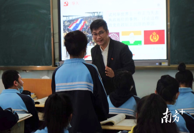  帅诚江正在上“校长讲思政课”。