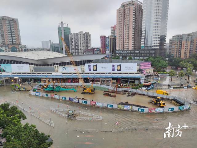 番禺市桥地铁站附近,一处工地受水浸影响停工.