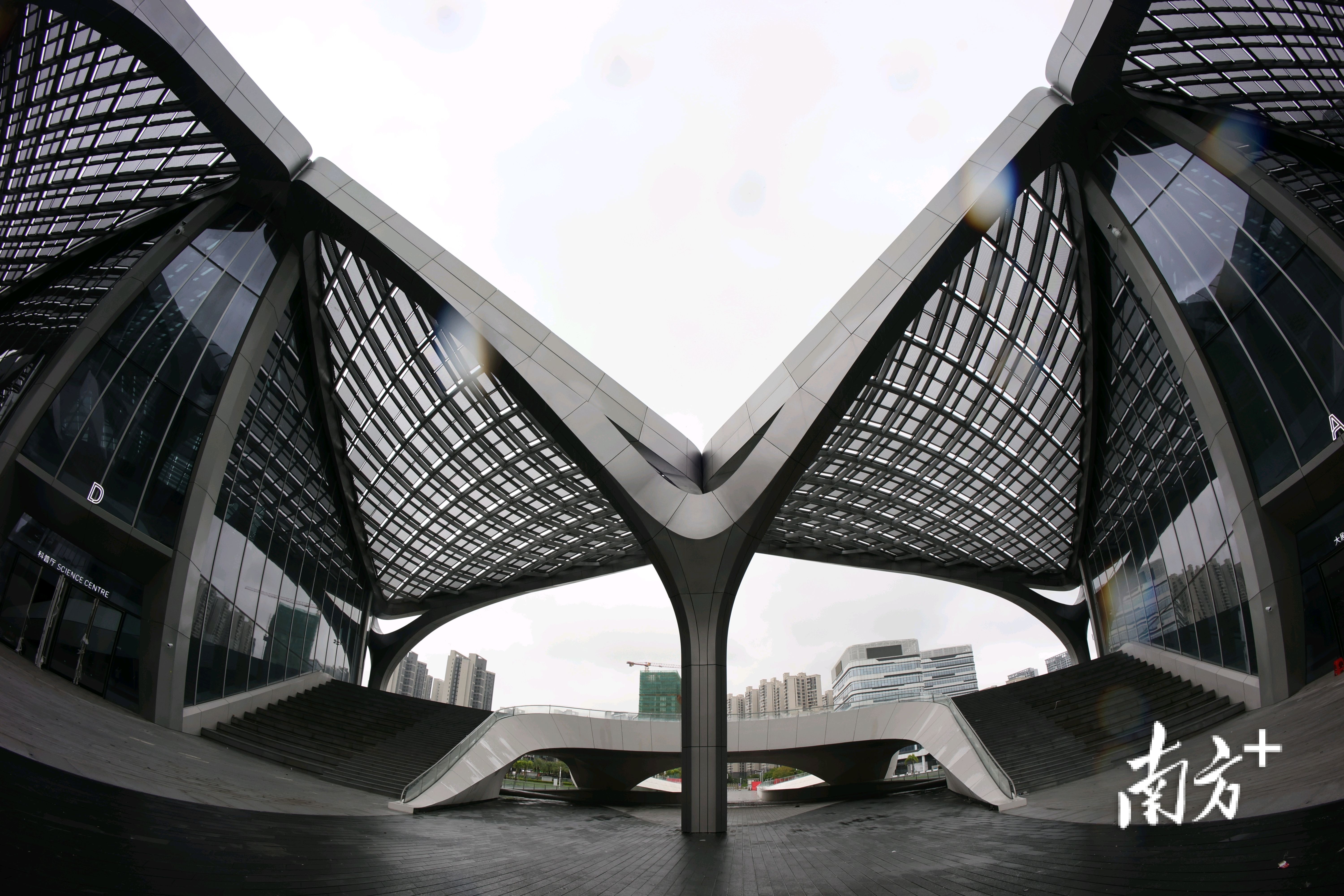 各场馆通过一个中央广场和空中连廊彼此串联。&nbsp;