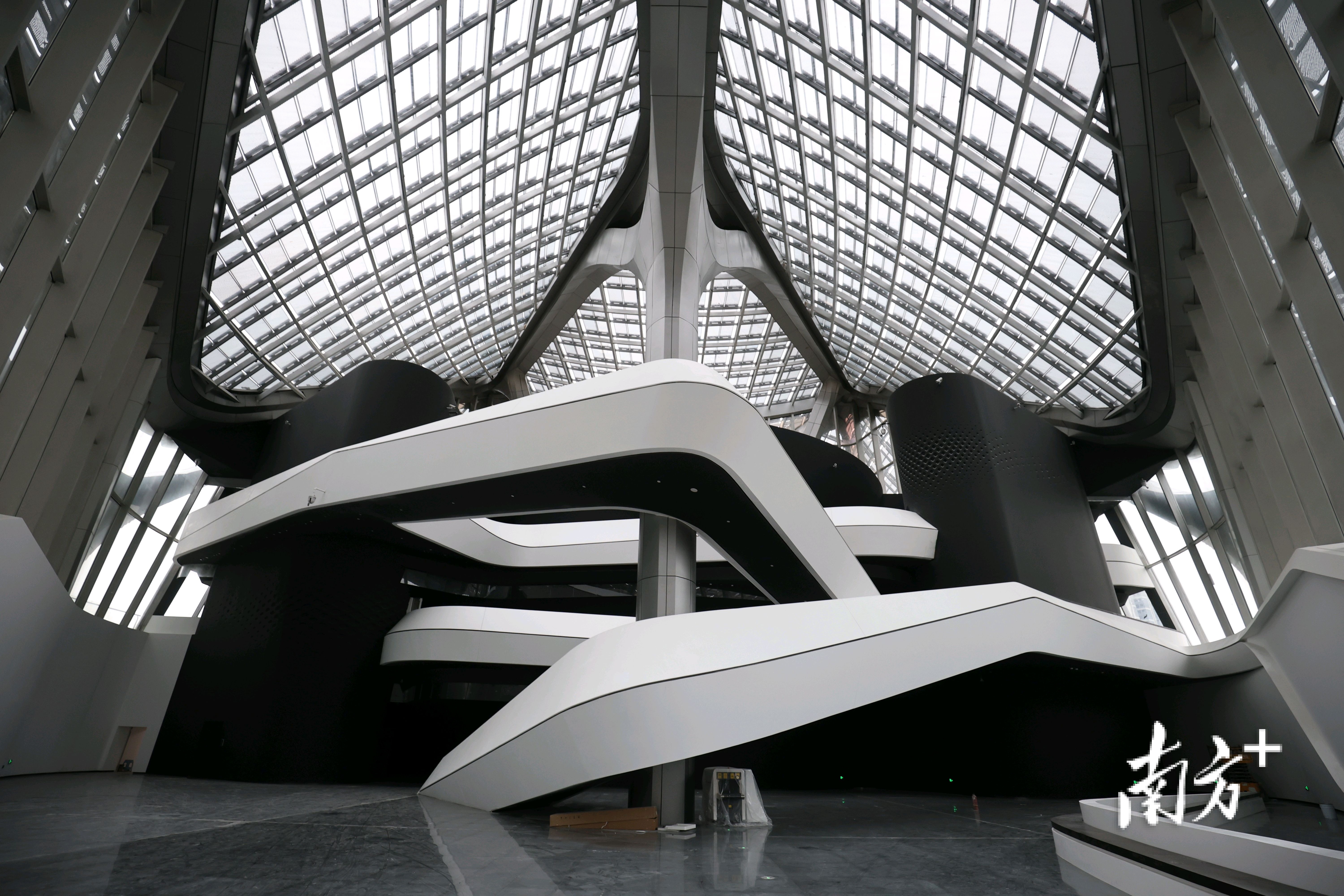 室内场馆以简单的色调搭配和简洁的线条组合为主。&nbsp;