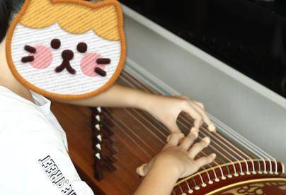 小茵练习古筝。 