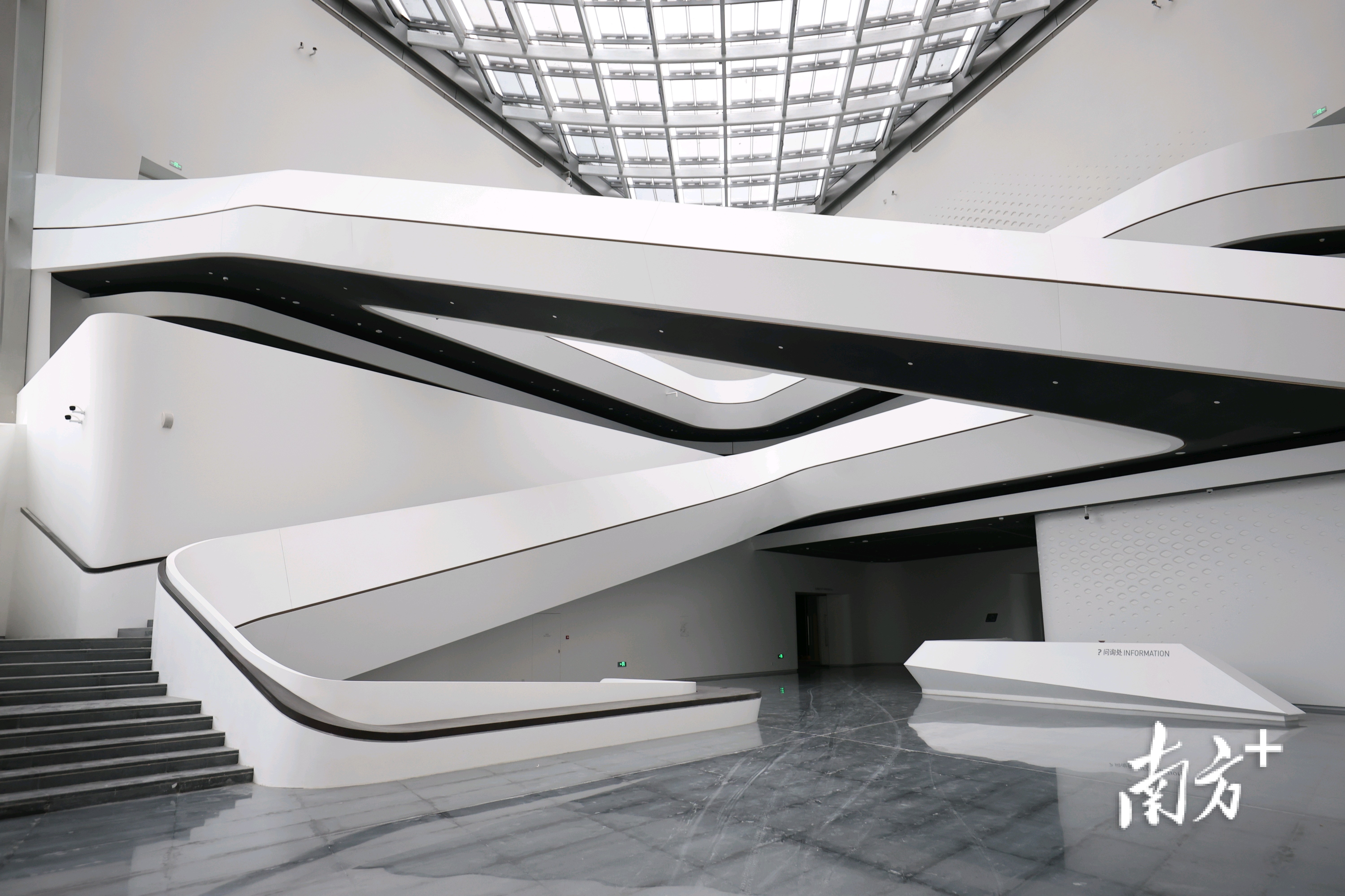 室内场馆以简单的色调搭配和简洁的线条组合为主。