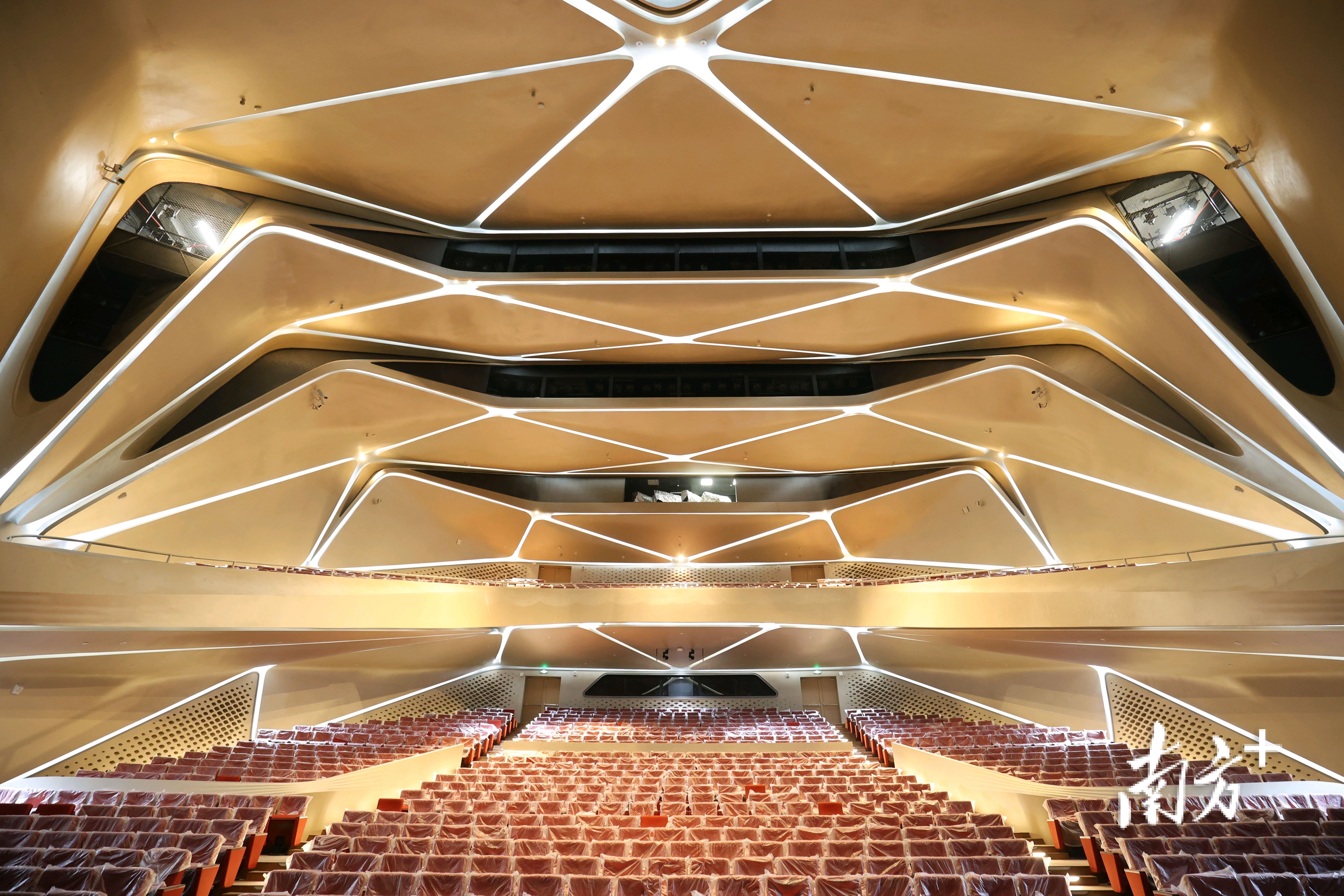 可容纳1200名观众的大剧场。