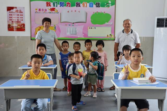 马成宏、刘春兰和他们的11个学生