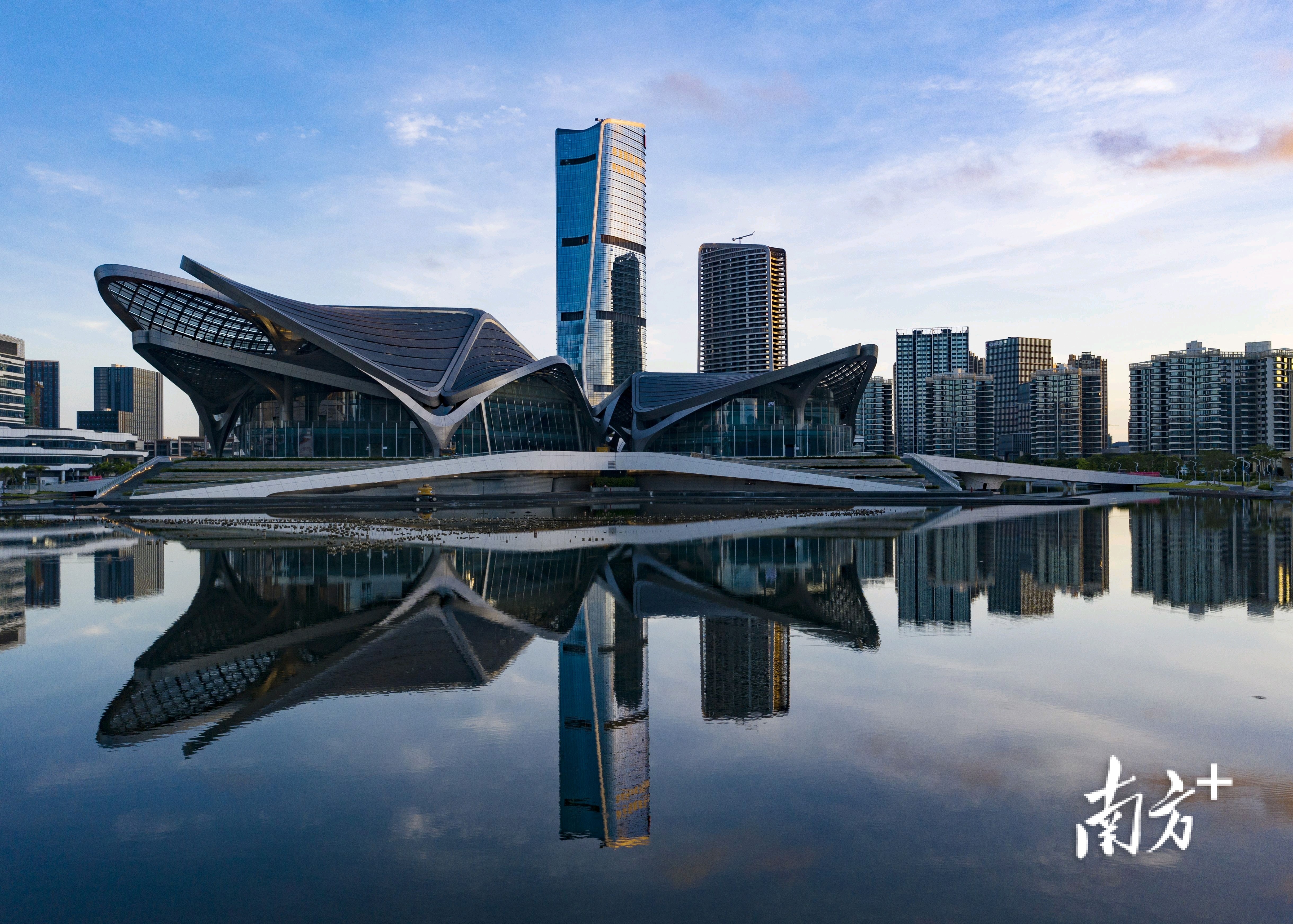 位于湖中央的金湾市民艺术中心。