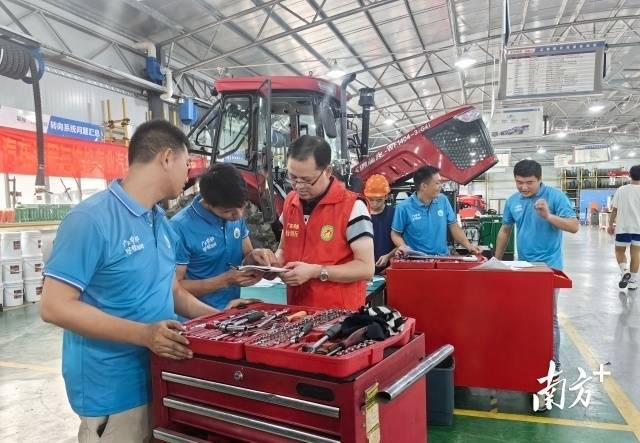 由省农业农村厅指导，省农业技术推广中心组织往年两届全国农业行业职业技能大赛广东省初赛中选拔的6名选手，分别在番禺区职业技术学校、南沙区东涌镇组织开展农机驾驶和农机修理技术强化训练。