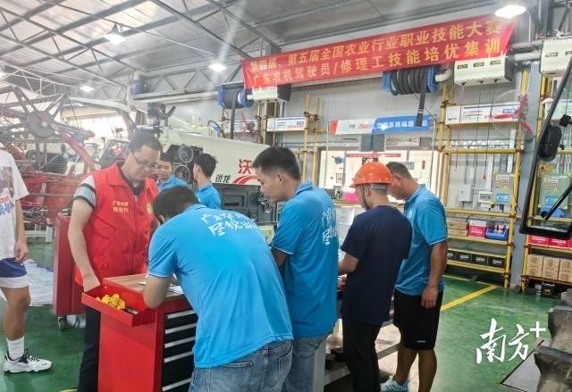 由省农业农村厅指导，省农业技术推广中心组织往年两届全国农业行业职业技能大赛广东省初赛中选拔的6名选手，分别在番禺区职业技术学校、南沙区东涌镇组织开展农机驾驶和农机修理技术强化训练。