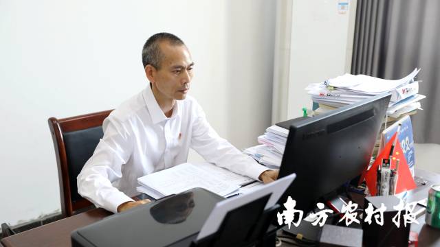 “组团式”帮扶教师、广西三江侗族自治县民族高级中学校长麦天标