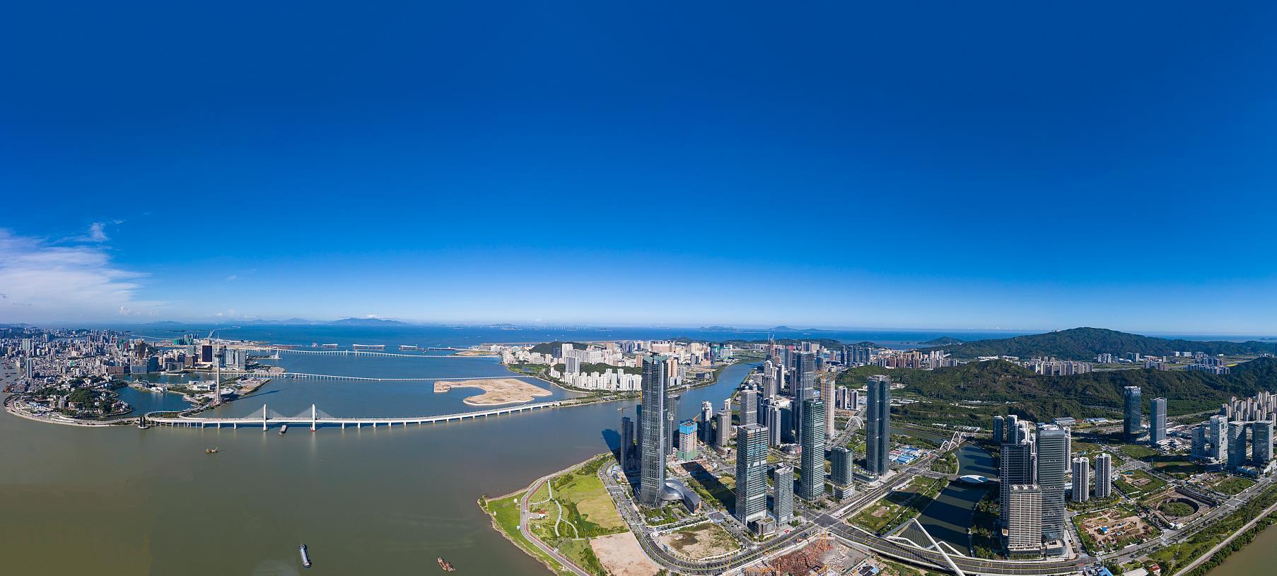 横琴从一个“蕉林绿野、农庄寥落”的荒岛，蝶变为高楼林立、大道纵横的活力新城，宛如一颗璀璨明珠，吸引着人们目光。&nbsp;