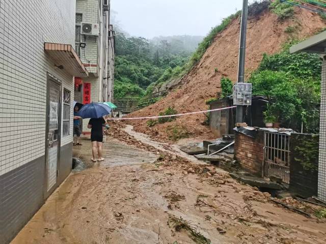 連夜暴雨造成雙滘鎮(zhèn)多處塌方