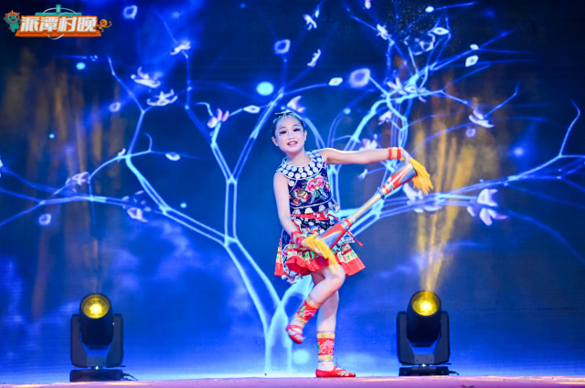 10岁的小姑娘黄译予带来独舞表演。