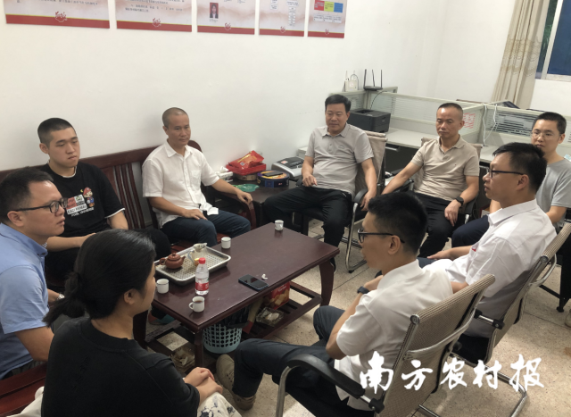 工作队带领益行队师生前往当地金泉生态科技养殖有限公司调研。