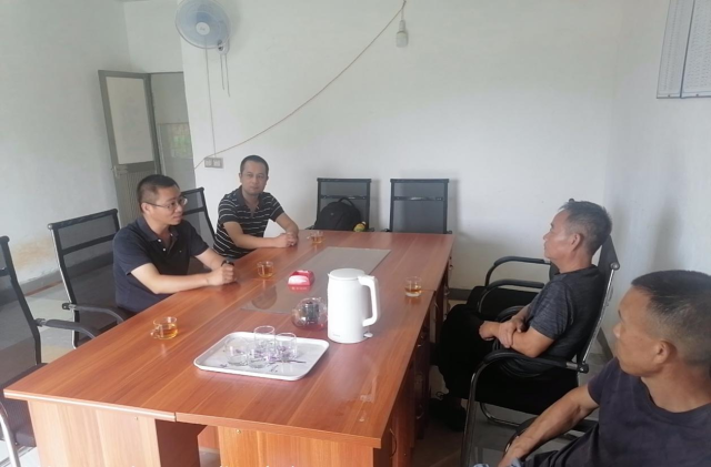 专家一行与公司总经理陈人国和技术骨干座谈。