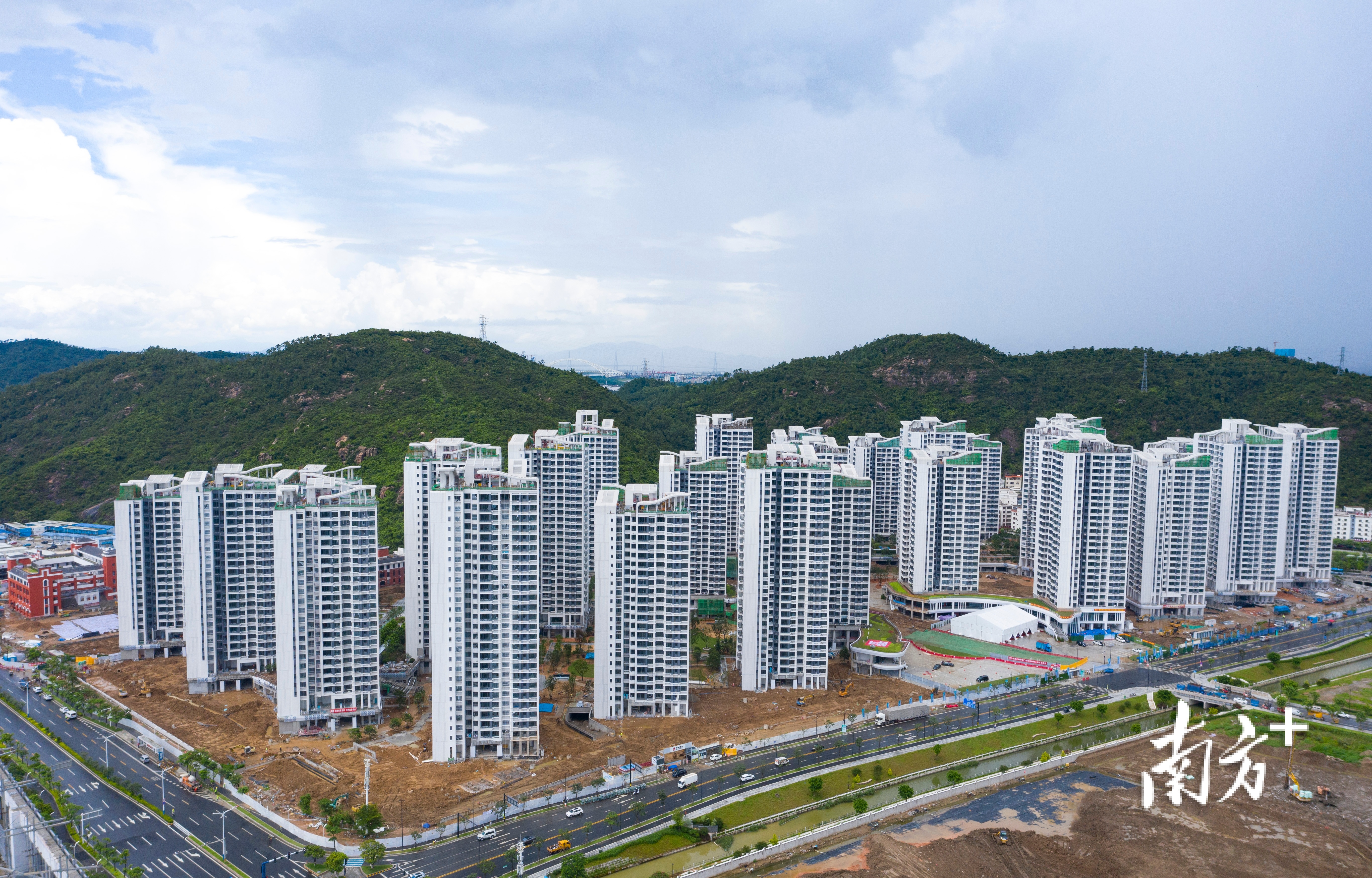 横琴正全力攻坚“澳门新街坊”项目，推动衔接澳门标准的公共服务和社会保障体系加快落地。&nbsp;