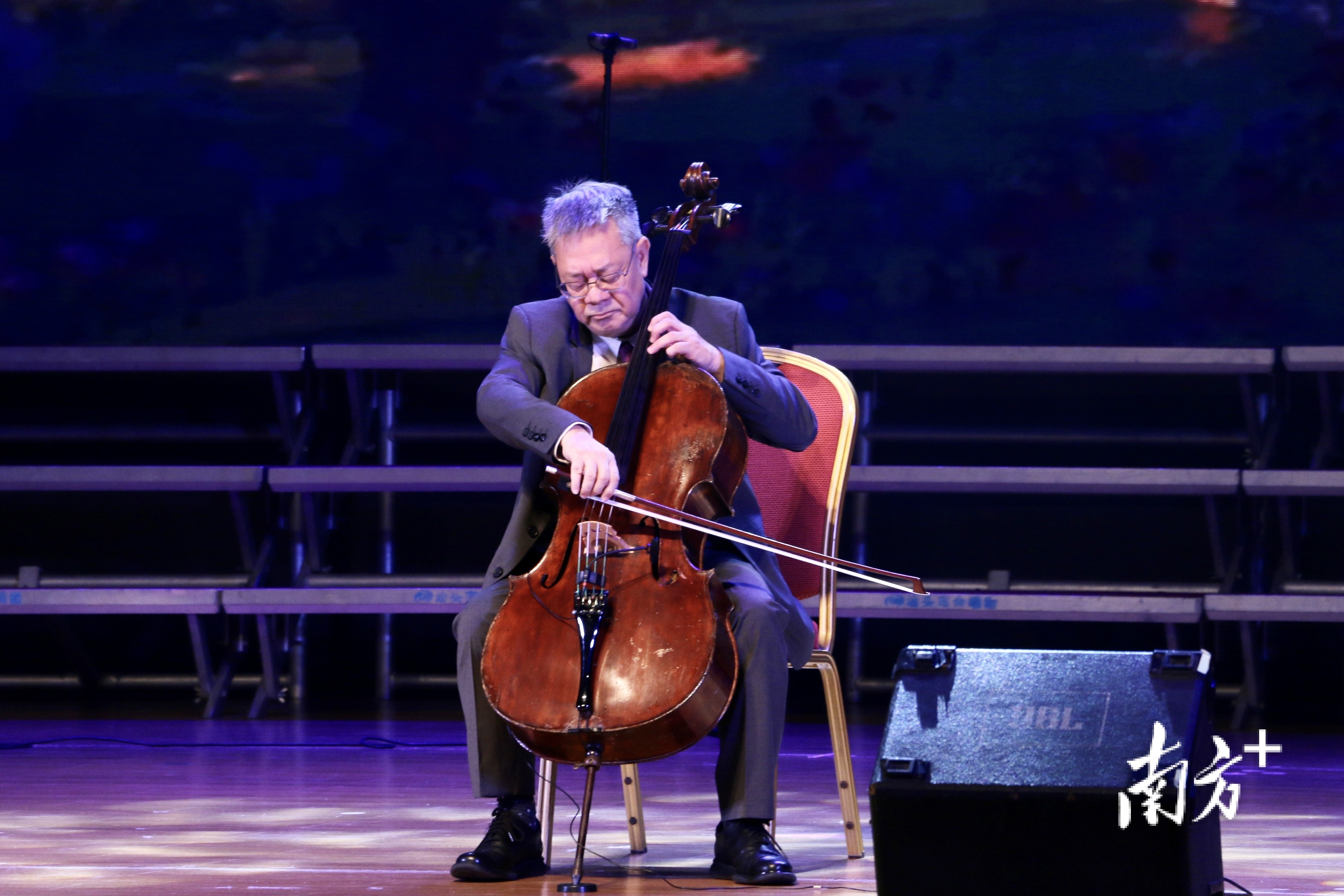 特邀嘉宾陈永明带来大提琴独奏《月亮代表我的心》《爱的赞礼》。 特邀嘉宾陈永明带来大提琴独奏《月亮代表我的心》《爱的赞礼》。