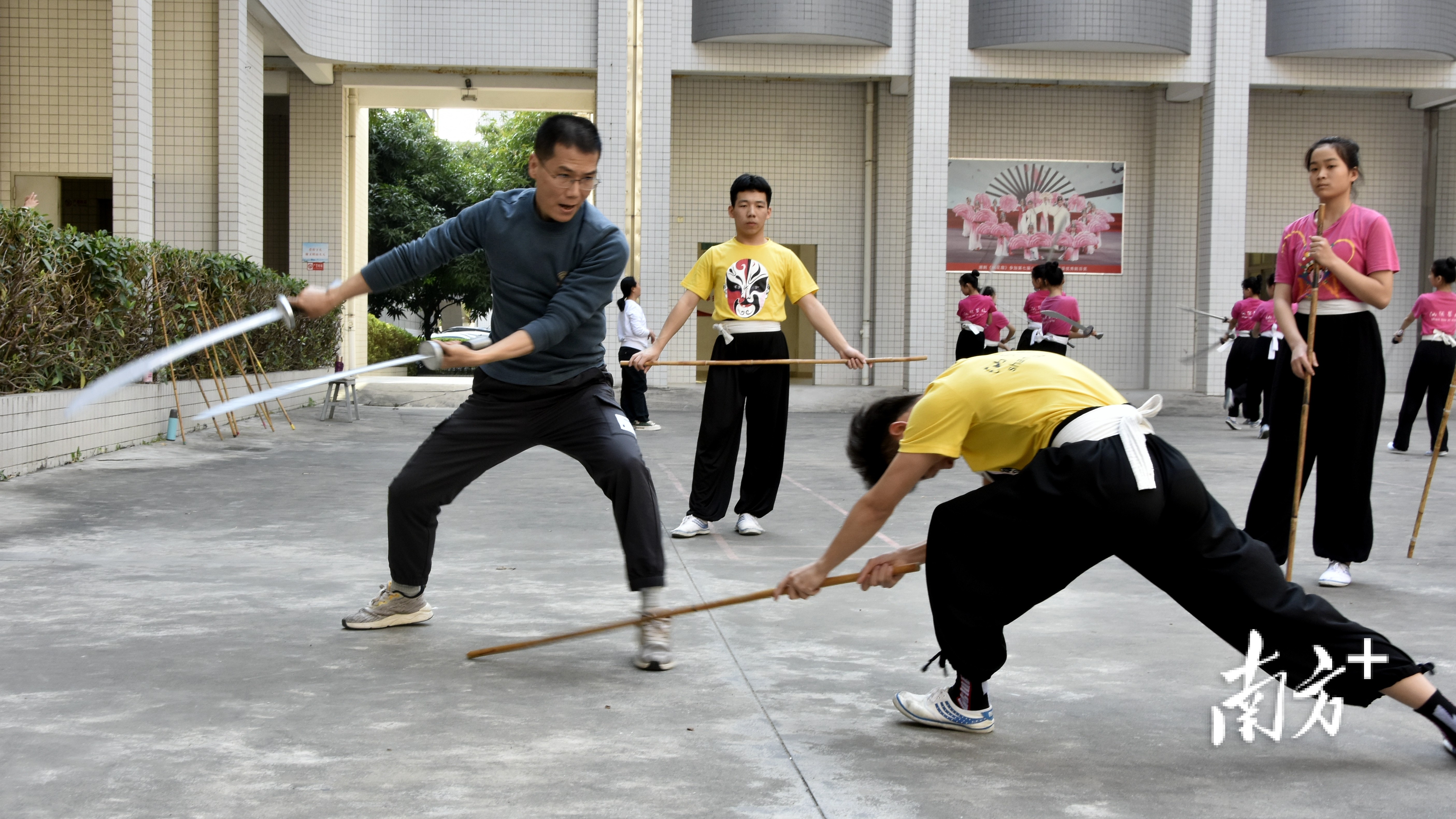 潮剧学生在上基功课。 潮剧学生在上基功课。