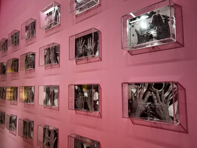 黄嘉榆工作室的照片墙展示了阿姨们劳作的双手和被淘汰的钩针