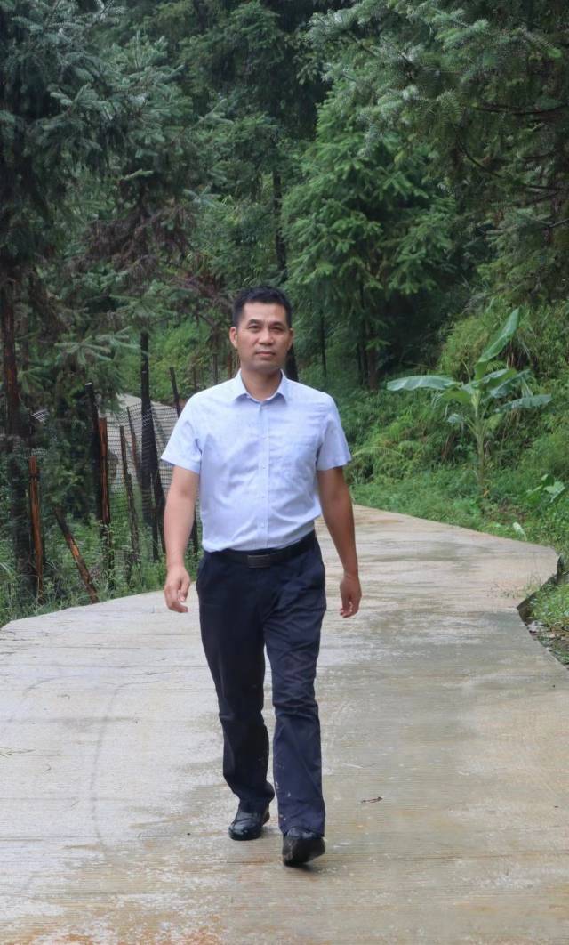 驻细坳镇帮扶工作队队员、驻月光正村第一书记黄泽锋