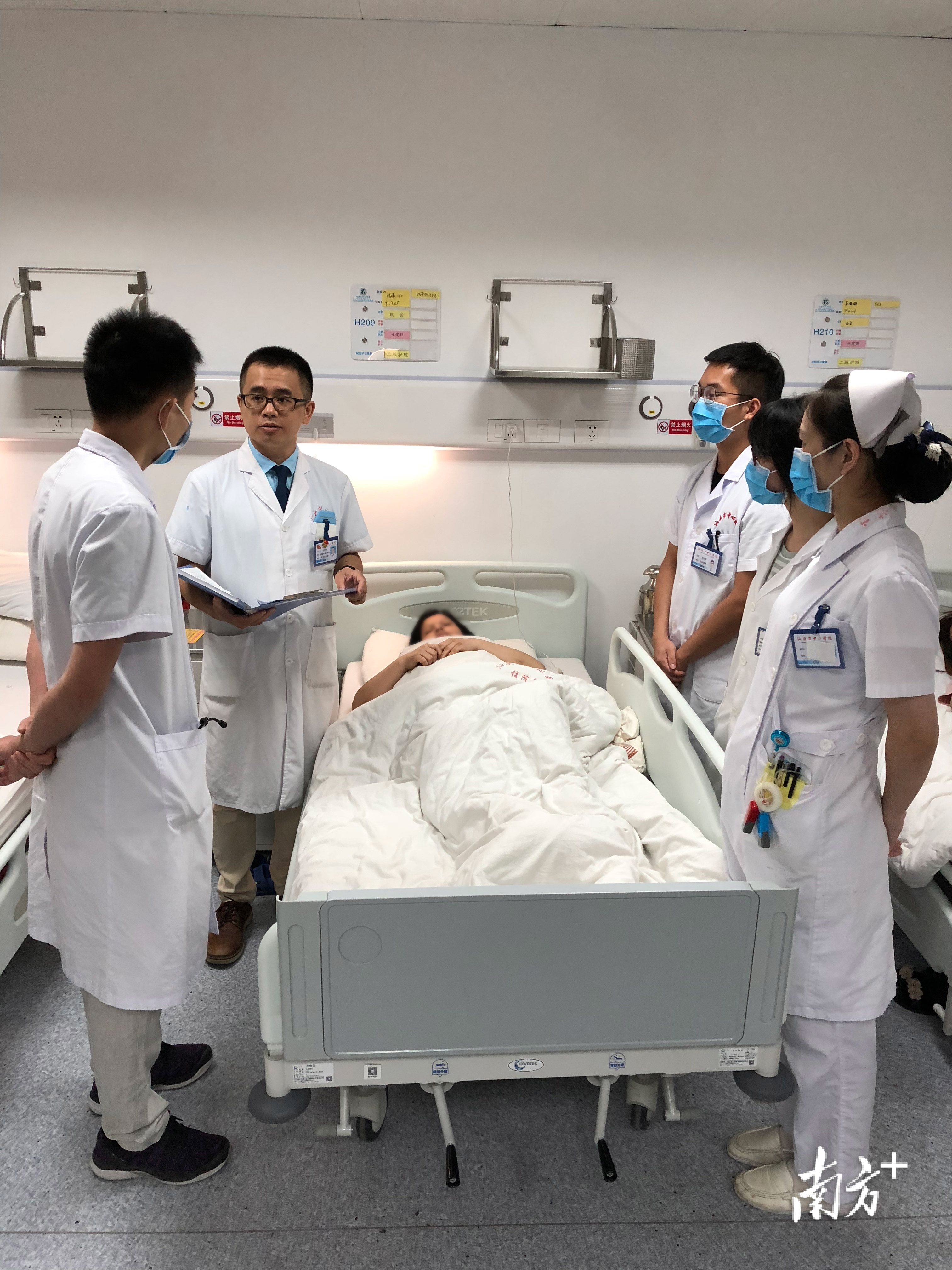 风湿免疫科团队正在讨论病例。 风湿免疫科团队正在讨论病例。