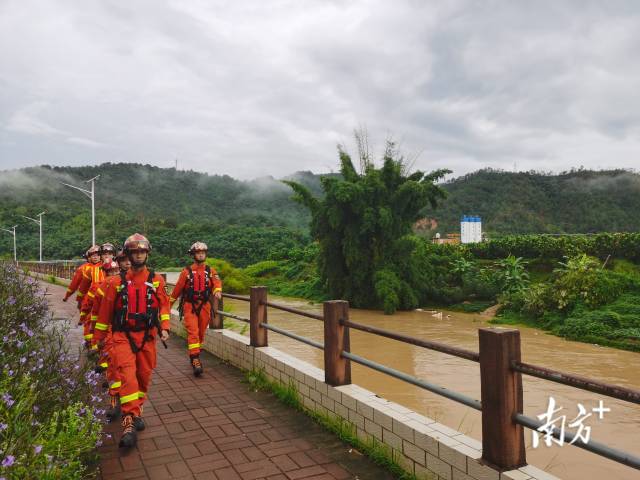 大埔县消防员在沿河观察水情 当地供图 大埔县消防员在沿河观察水情 当地供图