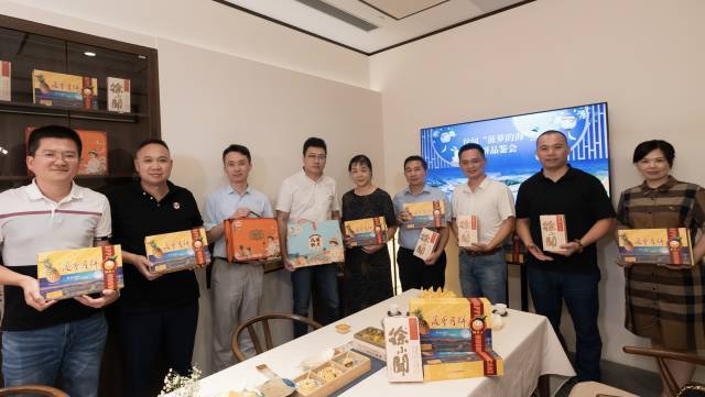 “菠萝的海”菠萝品鉴会上，果农将“菠萝的海”月饼送给黎小军（中）。