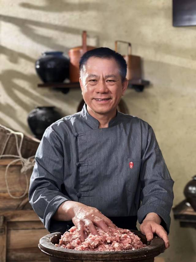 梁国栋的父亲梁伟兴是吴川月饼制作技艺传承人