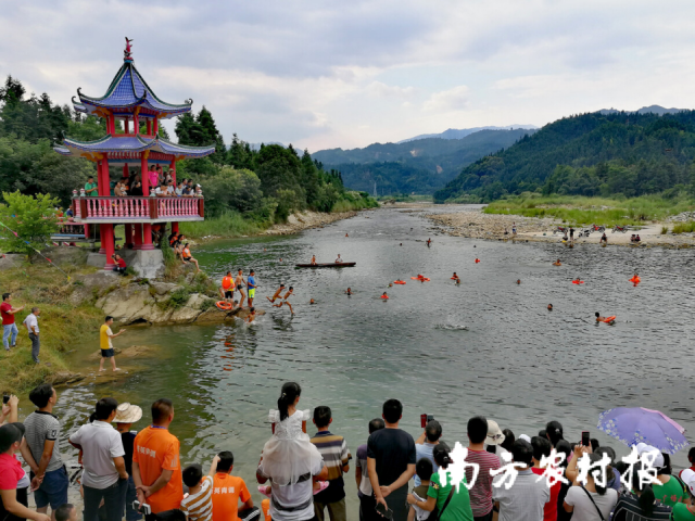 腾合村民在欢庆闹鱼节