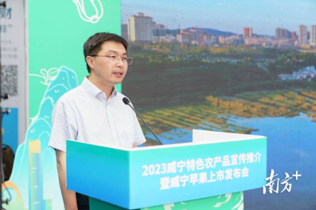 威宁县委常委、副县长丁力。