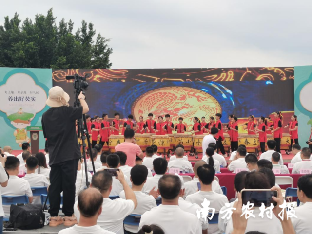 二十四节令鼓表演  许东宜/摄