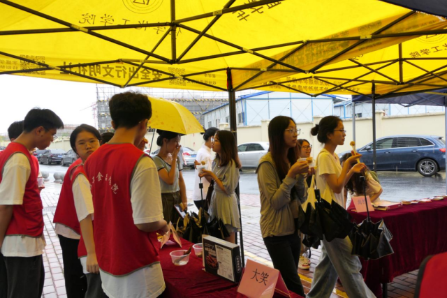 盡管下著暴雨,，仲愷師生依然踴躍支持
