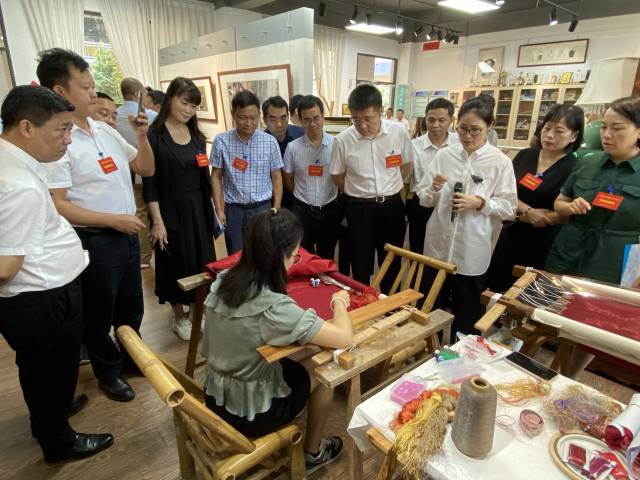 全国人大代表专题调研组在中山职业技术学院周雪清刺绣工作室调研。