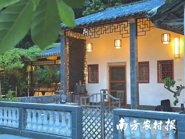 坑美村盤活利用閑置住宅發(fā)展民宿經(jīng)濟(jì),，目前村內(nèi)民宿,、客棧共有18間，這個(gè)有著400年歷史的小山村,，正煥發(fā)出生機(jī)活力,，努力探索著綠色發(fā)展的農(nóng)旅融合振興路。