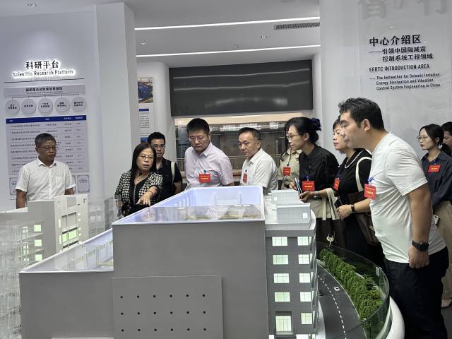 全国人大代表在广州大学工程抗震研究中心调研。