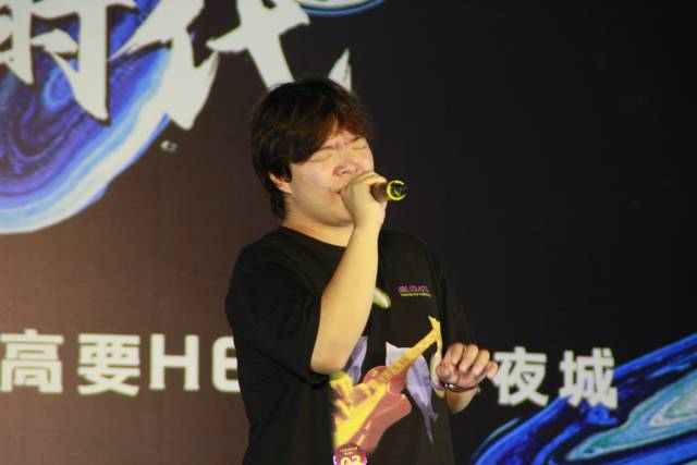 選手孫康鑫演唱《危險(xiǎn)》。