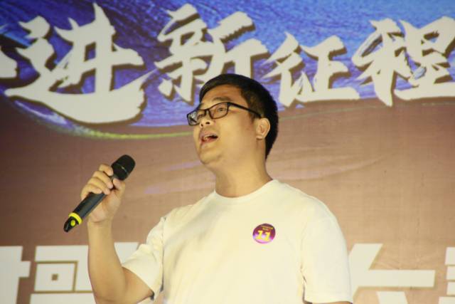 選手陳英華演唱《返鄉(xiāng)下》,。