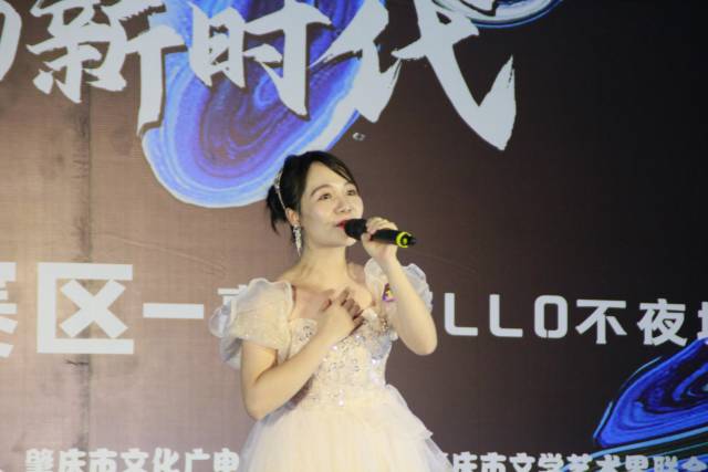 選手傅瑩演唱《八百里洞庭我的家》,。