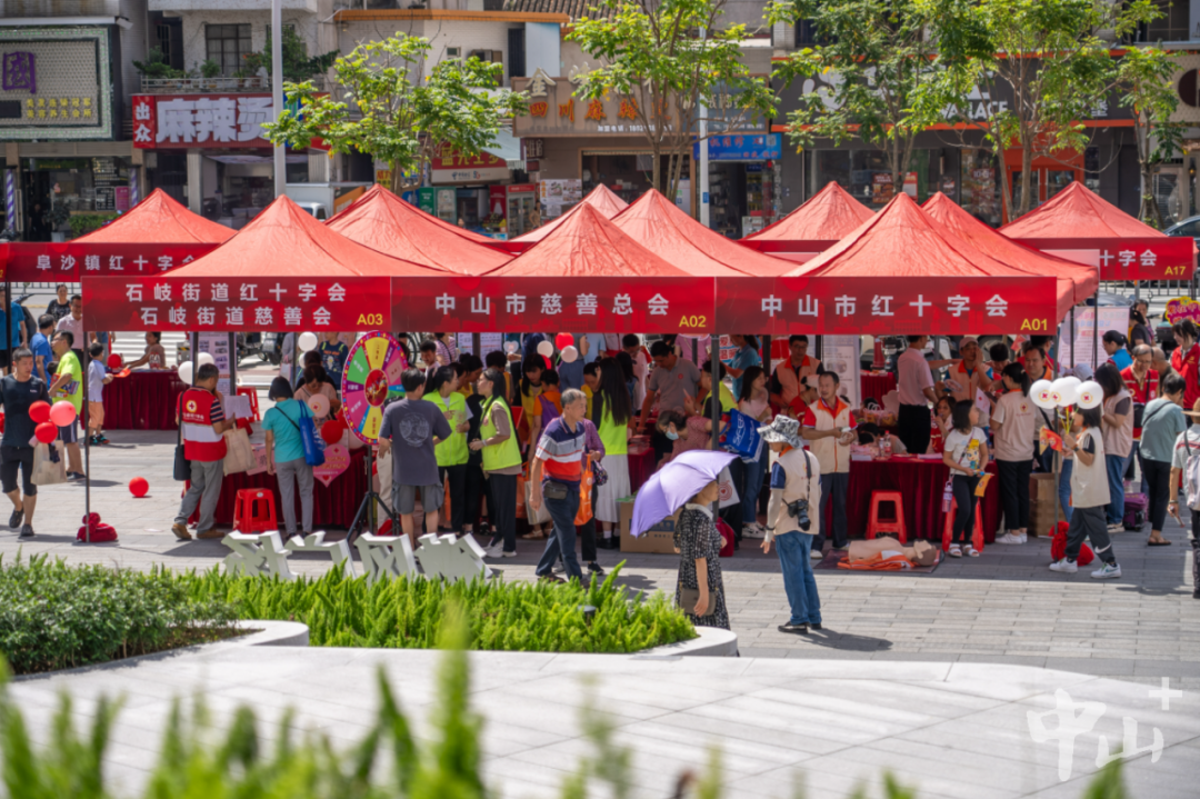 活动现场人头攒动。记者 黄艺杰 摄